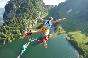 开云体育在线-若日尼奥点燃赛场，皇马掀翻厄瓜多尔，一场跨越时空的足球对话