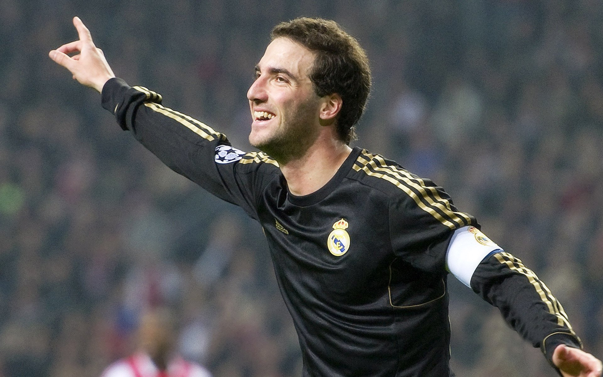 凯塞多年度焦点战接管比赛,莱比锡红牛连续得分压制智利锋芒